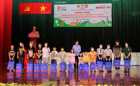 TTO - Ảnh 3. TS.BS Trương Thị Ngọc Lan - phó viện trưởng Viện Y dược học dân tộc TP.HCM - tặng quà cho các em mất người thân do ảnh hưởng đại dịch COVID-19, trẻ có hoàn cảnh khó khăn - Ảnh: XUÂN MAI