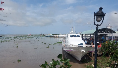 Phà, tàu cao tốc đi Phú Quốc tạm ngưng chạy vì ảnh hưởng bão số 1 - Ảnh 1. Thời tiết xấu nên các chuyến tàu cao tốc từ TP Rạch Giá đi TP Phú Quốc tạm thời ngưng chạy - Ảnh: CHÍ CÔNG