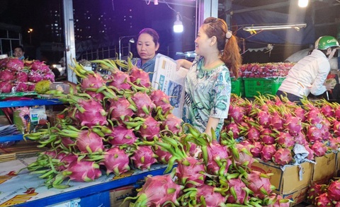 Giá thanh long bán ra ở chợ đang ở mức thấp - Ảnh: N.TRÍ Giá thanh long bán ra tại chợ đang ở mức thấp - Ảnh: N.TRÍ