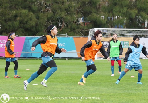 Tuyển nữ Việt Nam có ngày tập nặng nhất cho trận gặp Mỹ ở World Cup nữ 2023 - Ảnh 1. Các cầu thủ nữ Việt Nam tập luyện trên sân sáng 16-7 - Ảnh: VFF