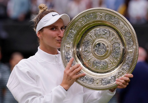 Vondrousova sẽ 'đi uống bia và xăm mình' sau khi vô địch Wimbledon 2023 - Ảnh 1. Vondrousova với danh hiệu Grand Slam đầu tiên trong sự nghiệp - Ảnh: REUTERS