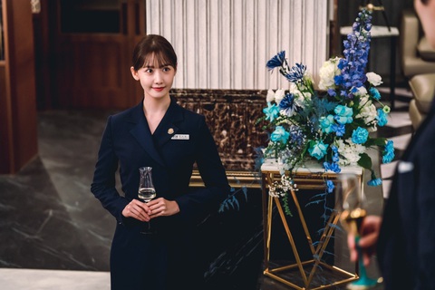 Sự trở lại nhạt nhòa của YoonA trong ‘King the Land’ - Ảnh 3. YoonA với tạo hình nhân viên khách sạn xinh đẹp, là điểm sáng thu hút của tác phẩm - Ảnh: Soompi