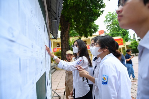 Ngày 18-7 thí sinh xem điểm thi tốt nghiệp THPT ở đâu? - Ảnh 1. Thí sinh tại một điểm thi của kỳ thi tốt nghiệp THPT năm 2023 - Ảnh: NAM TRẦN