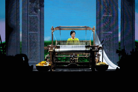 Mẹ của nhà thiết kế Vũ Thu Phương dệt ngay trên sân khấu tuần lễ thời trang quốc tế Việt Nam - Ảnh: BTC Mẹ của nhà thiết kế Vũ Thu Phương dệt vải ngay trên sân khấu Tuần lễ thời trang quốc tế Việt Nam - Ảnh: BTC