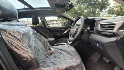 Toyota Innova 2023 nhận cọc, thay đổi lớn để cạnh tranh Xpander, nhưng giá bán có thể là rào cản - Ảnh 5. Khoang cabin hiện đại và tối giản. Ghế ngồi bọc da tổng hợp. Cụm đồng hồ tích hợp màn hình đa thông tin 7 inch với phiên bản sử dụng động cơ hybrid và 4,2 inch với phiên bản sử dụng động cơ xăng. Vô lăng tích hợp nhiều nút bấm chức năng. Cần số đặt dốc - Ảnh: Đại lý Toyota/Facebook