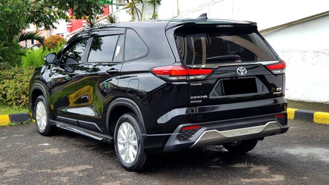 Toyota Innova 2023 nhận cọc, thay đổi lớn để cạnh tranh Xpander, nhưng giá bán có thể là rào cản - Ảnh 3. Thiết kế bên ngoài đã thay đổi hoàn toàn, mang đậm dáng dấp của một chiếc SUV. Phía trước nổi bật với lưới tản nhiệt hình thang lớn, đèn pha LED mỏng hơn và cản trước hầm hố. Đèn hậu phía sau đặt ngang, thiết kế gợi liên tưởng đến "đàn em" Rush, kết hợp với các góc của cột D dốc hơn. Có 3 tùy chọn mâm xe: 16, 17 và 18 inch. Khoảng sáng gầm 185mm - Ảnh: Đại lý Toyota/Facebook