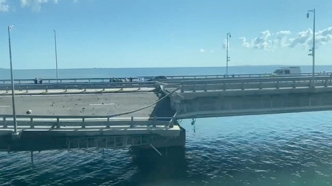 Hư hại trên cầu Crimea vào ngày 17-7 - Ảnh: REUTERS/Ủy ban điều tra Nga Hư hại trên cầu Crimea vào ngày 17-7 - Ảnh: REUTERS/Ủy ban điều tra Nga