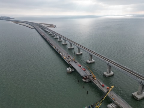 Cầu Crimea được sửa chữa hồi tháng 11-2022 sau vụ nổ vào tháng trước đó - Ảnh: AFP Cầu Crimea được sửa chữa hồi tháng 11-2022 sau vụ nổ vào tháng trước đó - Ảnh: AFP