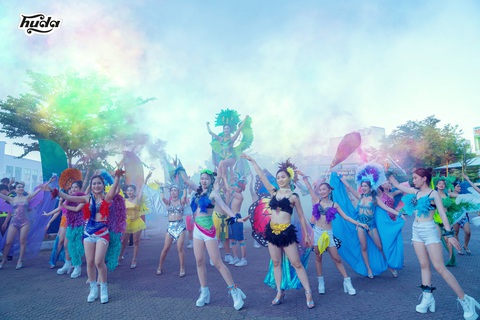 Hoà mình vào không gian rực rỡ sắc màu tại Huda Beach Carnival 2023 - Ảnh 1. Huda Beach Carnival 2023 bùng nổ dọc bờ biển miền Trung