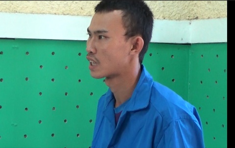 Khởi tố cha dượng đốt ruột xe khiến bé 25 tháng bị bỏng nặng - Ảnh 1. Bị can Phan Văn Nên tại cơ quan điều tra - Ảnh: ĐOÀN DIỂU