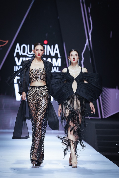 Siêu mẫu Võ Hoàng Yến và Siêu mẫu Anh Thư sánh bước cùng nhau trong vai trò veddete Siêu mẫu Võ Hoàng Yến (trái) và siêu mẫu Anh Thư sánh bước cùng nhau trong vai trò vedette