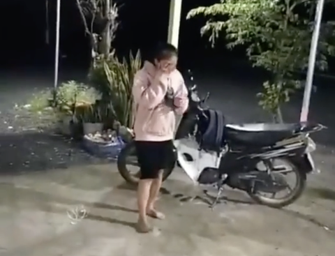 Thêm người trình báo bị dí súng cướp trên quốc lộ N2 giáp ranh Đồng Tháp, Long An - Ảnh 1. Chị T. khóc lóc thảm thiết khi vào nhà người dân băng bó vết thương sau khi bị cướp - Ảnh cắt từ clip