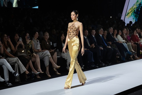 Hoa hậu Khánh Vân trình diễn thiết kế cut-out màu vàng gold được làm từ chất liệu lụa truyền thống Hoa hậu Khánh Vân trình diễn thiết kế cut-out màu vàng gold được làm từ chất liệu lụa truyền thống