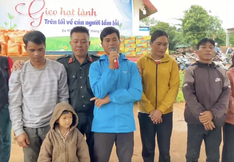 Ông Nay Y Thanh (trú buôn Ea Dang, xã Ea Nam, Ea Hleo) phát biểu cảm tưởng khi nhận dê giống Ông Nay Y Thanh (trú buôn Ea Dang, xã Ea Nam, Ea H'leo) chia sẻ khi nhận dê giống - Ảnh: M.P.