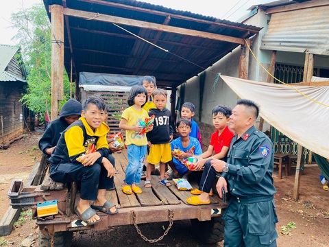 Trưởng Công an huyện Ea H'leo thượng tá Nguyễn Công Hòa thăm hỏi các cháu nhỏ con của các gia đình tham gia buổi lễ - Ảnh: M.P. Thượng tá Nguyễn Công Hòa - trưởng Công an huyện Ea H'leo - thăm hỏi và động viên con, cháu các gia đình tham gia buổi lễ - Ảnh: M.P.