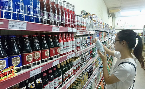 Dùng aspartame ra sao để an toàn? - Ảnh 1. Cần đọc kỹ các thông số thành phần sản phẩm, cảnh báo trên bao bì trước khi sử dụng - Ảnh: NAM TRẦN