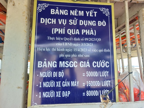 Người dân Vĩnh Long than phí qua phà An Phước quá cao - Ảnh 3. Bảng niêm yết phí qua phà An Phước - Ảnh: TỐNG KHOA