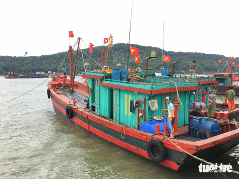 Bão số 1: Nghệ An xây dựng năm kịch bản sơ tán dân - Ảnh 1. Ngư dân đưa thuyền vào neo đậu ở cảng Cửa Lò, Nghệ An tránh bão số 1 - Ảnh: DOÃN HÒA