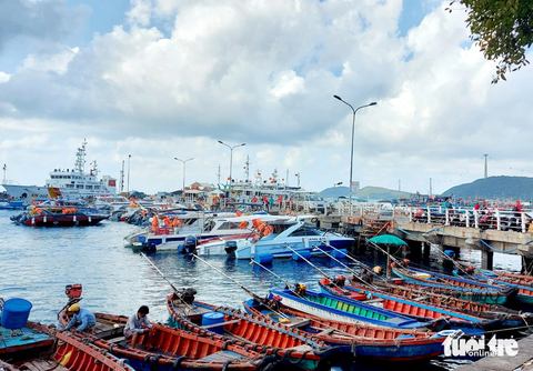 Do ảnh hưởng bão số 1: Các tour canô đi nam đảo Phú Quốc tạm dừng đón khách du lịch - Ảnh 1. Do ảnh hưởng mưa bão nên các tour ca nô tham quan nam đảo An Thới, TP Phú Quốc đều tạm ngưng hoạt động - Ảnh: CHÍ CÔNG