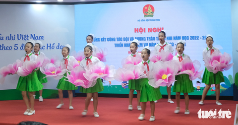 Vận hành TikTok thiếu nhi TP.HCM, nắm bắt thị hiếu của trẻ - Ảnh 3. Các em thiếu nhi biểu diễn tiết mục văn nghệ tại hội nghị - Ảnh: HÀ THANH