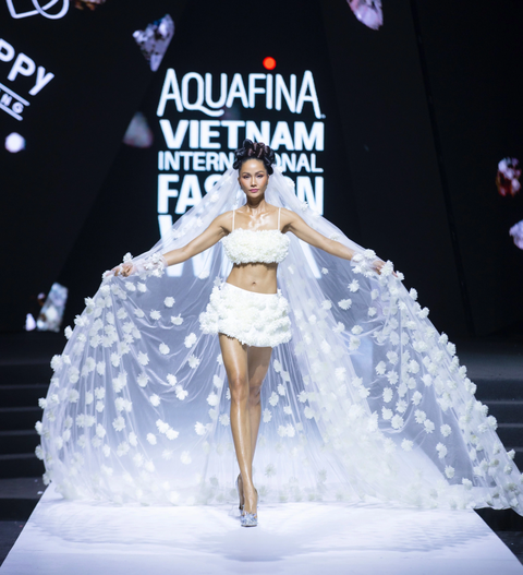Hoa hậu H’Hen Niê trong mẫu thiết kế với gam màu trắng chủ đạo của Thảo Nguyễn Hoa hậu H’Hen Niê trong mẫu thiết kế với gam màu trắng chủ đạo của Thảo Nguyễn