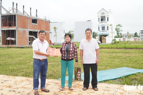 Bị 'tước' sổ đỏ vì không chịu giao đất cho doanh nghiệp bán nền - Ảnh 1. Khu đất của gia đình ông Cường bị "tước" quyền sử dụng và giao cho doanh nghiệp phân lô, bán nền - Ảnh: CHÍ HẠNH