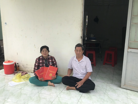 Bị 'tước' sổ đỏ vì không chịu giao đất cho doanh nghiệp bán nền - Ảnh 2. Gia đình ông Cường từ có đất, giờ phải đi ở trọ - Ảnh: CHÍ HẠNH