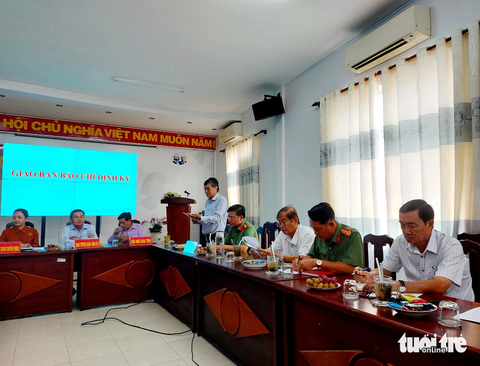 Xem xét chuyển nhân viên bệnh viện có liên quan đến con bà T. tử vong qua khoa khác làm việc - Ảnh 1. Bác sĩ CK II Danh Tý (đứng), phó giám đốc Bệnh viện Sản - Nhi Kiên Giang, thông tin về vụ việc liên quan đến bé trai tử vong ở bệnh viện, gây xôn xao dư luận trong thời gian qua - Ảnh: CHÍ CÔNG
