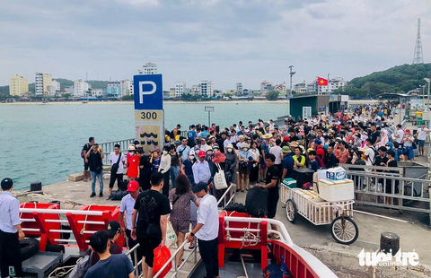 Bão số 1: Hải Phòng, Quảng Ninh đưa hơn 10.000 khách về bờ, người dân chằng chéo hàng quán - Ảnh 6. Hàng trăm người dân chờ tại cầu cảng Cô Tô để về đất liền sáng 17-7 - Ảnh: HẢI LINH