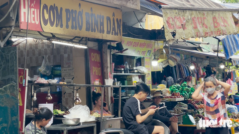 Phạt hơn 13 triệu đồng quán "cơm bình dân" 160.000 đồng/ suất vì 2 lỗi - Ảnh 1. Quán cơm bình dân bị tố bán với mức giá "chặt chém" bị xử phạt hành chính vì vi phạm hai lỗi - Ảnh: PHẠM TUẤN