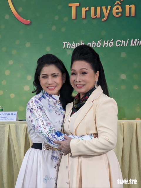 Nghệ sĩ Bạch Tuyết và nghệ sĩ Phượng Loan - Ảnh: LINH ĐOAN Nghệ sĩ Bạch Tuyết và nghệ sĩ Phượng Loan - Ảnh: LINH ĐOAN