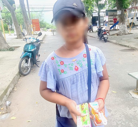Mùa hè không có tiếng ve kêu - Kỳ 4: Nghỉ hè, lên thành phố kiếm tiền đi học - Ảnh 1. Bé Linh Giang được ai mua số cũng dạ, cảm ơn rất ngoan - Ảnh: MẠNH DŨNG