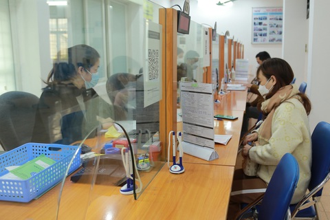 Người lao động làm thủ tục hưởng trợ cấp bảo hiểm thất nghiệp tại Trung tâm dịch vụ việc làm Hà Nội - Ảnh: HÀ QUÂN Người lao động làm thủ tục hưởng trợ cấp bảo hiểm thất nghiệp tại Trung tâm Dịch vụ việc làm Hà Nội - Ảnh: HÀ QUÂN