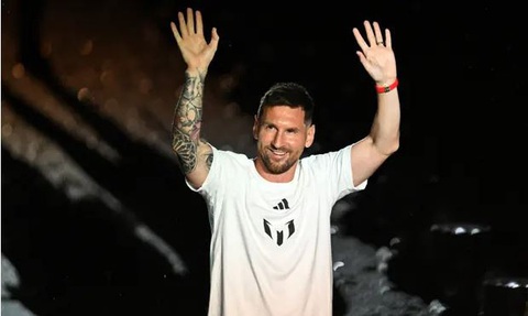 Messi ra mắt trong 'giông bão' ở Miami - Ảnh 1. Lionel Messi chào người hâm mộ khi anh bước vào sân vận động DRV PNK của Inter Miami - Ảnh: Getty Images