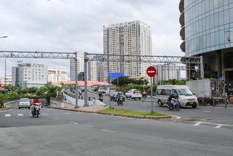 Xe cộ đi qua khu vực cầu Khánh Hội, đường Tôn Đức (quận 1) - Ảnh: CHÂU TUẤN Xe cộ đi qua khu vực cầu Khánh Hội, đường Tôn Đức Thắng (quận 1) - Ảnh: CHÂU TUẤN
