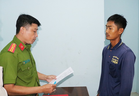 Bắt cha dượng đốt dương vật của bé trai bị bỏng nặng - Ảnh 1. Công an thị xã Tịnh Biên đã tạm giữ hình sự nghi phạm Trần Thanh Hòa về tội