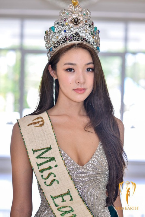 Miss Earth 2022 Mina Sue Choi rạng rỡ đến TPHCM - Ảnh 4. Mina Sue Choi lúc đăng quang Miss Earth 2022