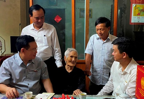 Chủ tịch Quốc hội Vương Đình Huệ nói về Lễ hội vì hòa bình tại Quảng Trị - Ảnh 3. Chủ tịch Quốc hội Vương Đình Huệ thăm bà mẹ Việt Nam anh hùng tại thị xã Quảng Trị nhân dịp kỷ niệm Ngày Thương binh liệt sĩ - Ảnh: Q.NAM