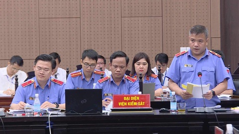 VKS: Các bị cáo nhận số tiền bằn cả gia tài nên không thể nói là cám ơn - Ảnh 1. Đại diện viện kiểm sát giữ quyền công tố tại phiên tòa vụ chuyến bay giải cứu - Ảnh: NAM ANH