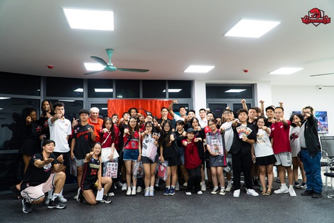 CLB Thang Long Warriors gặp gỡ ‘fan cứng’ - Ảnh 5. CĐV lưu lại kỷ niệm với Thang Long Warriors - Ảnh: VBA