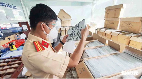 Người dân được đăng ký xe theo nơi tạm trú - Ảnh 1. Từ ngày 15-8, trường hợp duy nhất được bán xe kèm theo biển số là xe gắn biển số trúng đấu giá - Ảnh: MINH HÒA