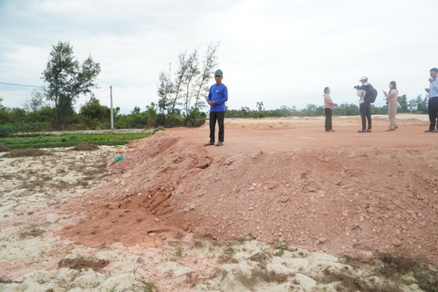 Dân bức xúc vì thi công khu dân cư đổ đất san lấp mặt bằng lấp ruộng sản xuất - Ảnh 1. Đơn vị thi công khu dân cư đổ đất lấp luôn ruộng sản xuất của người dân - Ảnh: LÊ TRUNG
