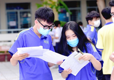 Thí sinh dò kết quả môn Toán sau khi hết giờ tại điểm thi THPT Phú Nhuận (TP.HCM) tại kì thí tốt nghiệp THPT 2023 - Ảnh: DUYÊN PHAN Thí sinh dò kết quả môn toán sau khi hết giờ tại điểm thi THPT Phú Nhuận (TP.HCM) tại kỳ thi tốt nghiệp THPT 2023 - Ảnh: DUYÊN PHAN