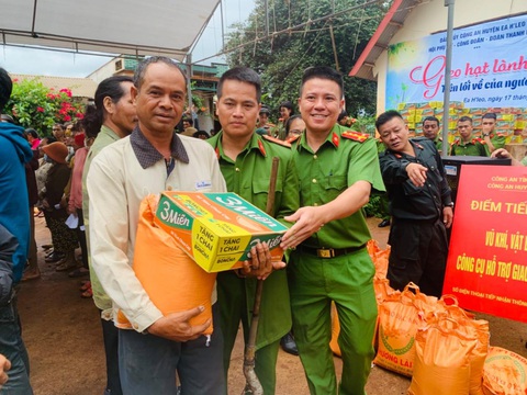 Công an tặng gạo, mỳ tôm cho các hộ dân - Ảnh: M.P. Công an tặng gạo, mì gói cho các hộ dân - Ảnh: M.P.