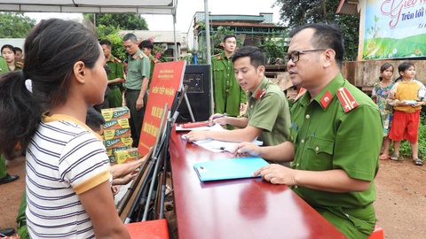 Công an vận động, thu hồi vũ khí tại buôi tặng dê, trao quà - Ảnh: M.P. Công an vận động, thu hồi vũ khí tại buôi tặng dê, trao quà - Ảnh: M.P.