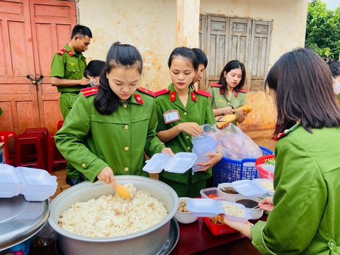 Công an nấu cơm mời người dân ăn tại buổi phát động - Ảnh: M.P. Công an nấu cơm mời người dân ăn - Ảnh: M.P.