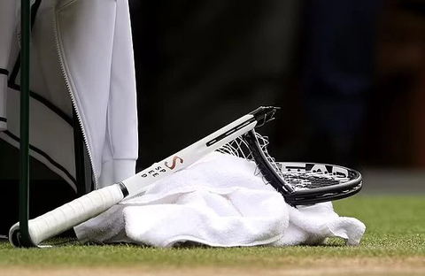 Djokovic đập vợt, rơi lệ ở chung kết Wimbledon - Ảnh 4. Chiếc vợt bị gãy của Djokovic - Ảnh: DAILY MAIL