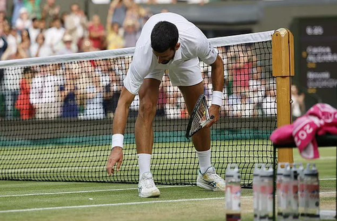 Djokovic đập vợt, rơi lệ ở chung kết Wimbledon - Ảnh 3. Novak Djokovic đập vợt vào cạnh lưới khi để mất break vào tay Alcaraz ở ván 5 - Ảnh: EPA