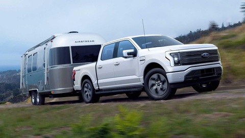 Ford tính một công đôi việc, dùng xe nhà kéo sạc lại xe điện phía trước - Ảnh 1. Ý tưởng của Ford nhắm tới một xe kéo phía sau có khả năng cấp điện ngược cho các thiết bị bên ngoài cũng như khả năng vận hành độc lập giới hạn nhờ pin đi kèm mô tơ điện - Ảnh minh họa: InsideEVs