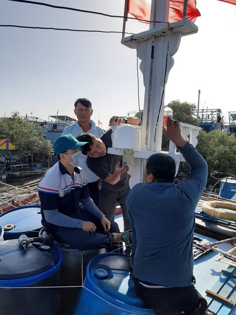 Hiệp lực đưa nghề cá Việt đi xa - Ảnh 1. Nhân viên Công ty Hiệp lực phát triển Việt lắp đặt thiết bị giám sát hành trình kiêm điện thoại vệ tinh cho các tàu cá tại Vũng Tàu - Ảnh: NGỌC MINH
